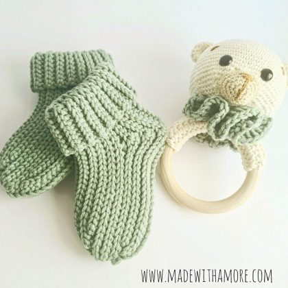 Handgemachtes Baby-Set „Söckchen & Rassel“ (6–9 Monate)